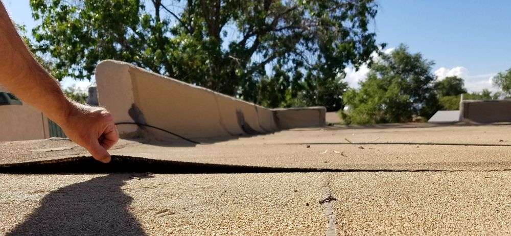 Losliggend dakleer op plat dak in Papendrecht